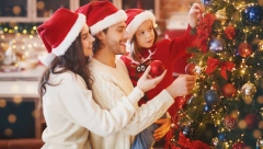 NE REĐAJU SE OKOLO Evo kako se pravilno stavljaju lampice na jelku, izgledaće još raskošnije!