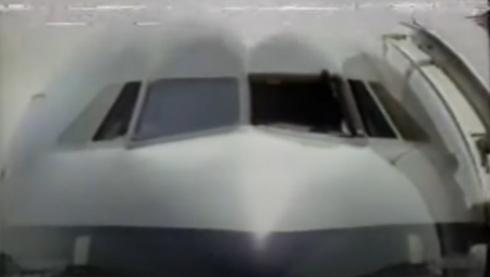 NA AVIONU PUKLO STAKLO, PILOT ISISAN KROZ PROZOR Jeziva scena desila se na 5.000 metara visine, i to zbog ove greške