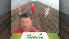VOJO JE INŽENJER AGRONOMIJE I IMA TROJE DECE Bavi se uzgojem povrća, a želja mu je da svi ostanu na selu