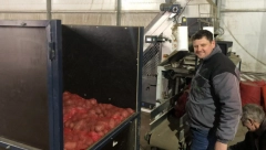 NA OTVORENOM POLJU GAJI LUK I KROMPIR Slavoljubu iz Despotovca oko svega pomaže porodica, a povrće izvore širom Balkana