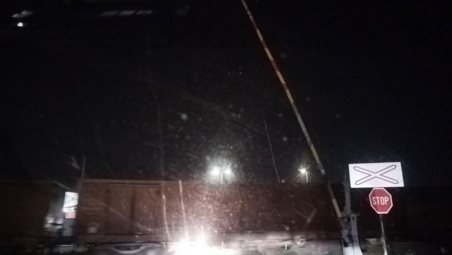 ZA DLAKU IZBEGNUTA NESREĆA U SVILAJNCU Rampa na pružnom prelazu podignuta, a voz prolazi