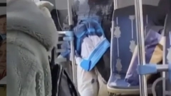 MANIJAK U AUTOBUSU 26 Masturbira pred gomilom putnika, devojka pored njega pretrnula od straha (FOTO)
