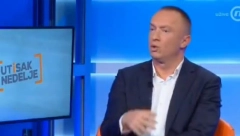 NAROD PAJTIĆA NI PAJSEROM NIJE MOGAO 2 GODINE DA ODLEPI OD FOTELJE Mudruje o smenjivosti vlasti, a vladao sa 5,8% podrške građana!