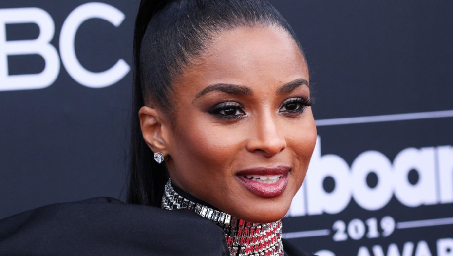 PORODILA SE SLAVNA PEVAČICA Objavila i fotografiju ćerkice, otkrila javno i ime za naslednicu