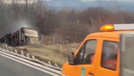 ŠLEPER SLETEO S PUTA KOD RAŽNJA Gasili ga vatrosci, jeziva olupina snimljena kraj puta