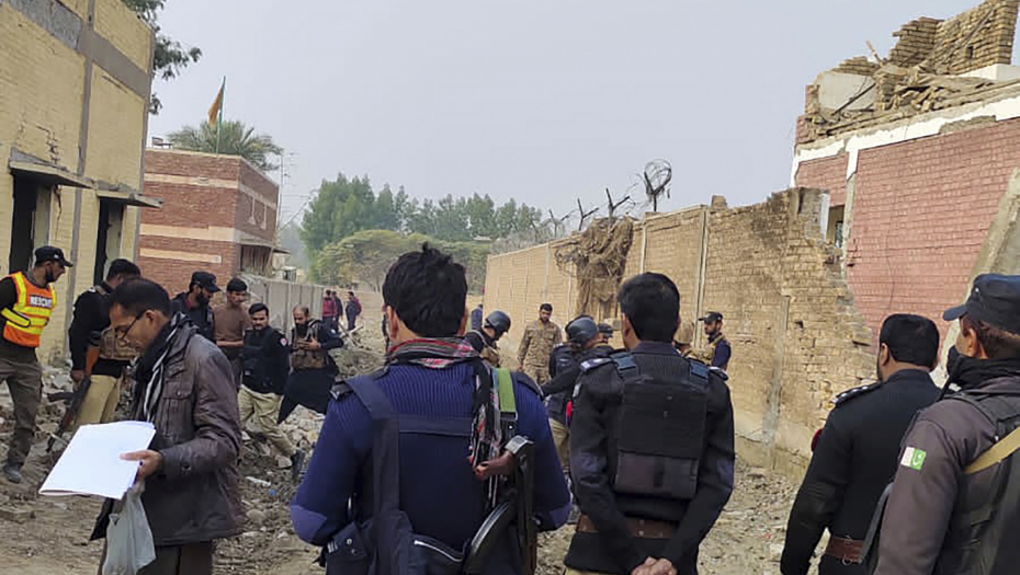 UBIJENO NAJMANJE 13 POLICAJACA Napad militanata u Pakistanu, broj poginulih će rasti (FOTO)