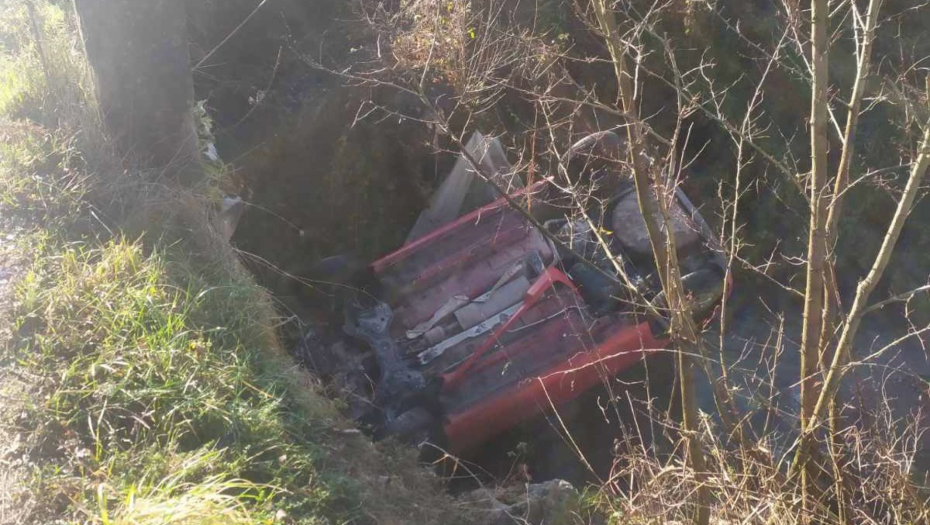 PRVE FOTOGRAFIJE NESREĆE KOD POŽEGE Auto sleteo sa puta u dubok kanal, povređena žena (FOTO)