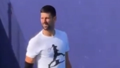 NOLE NA TERENU, A ONA SVE PRATI SA TRIBINA Ćerka čuvene fudbalske legende gledala Đokovićev trening (VIDEO)