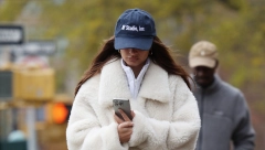 NJEN KAPUT JE SVE ŠTO VAM TREBA OVE ZIME Emili Rajtakovski prošetala ulicama Njujorka u modelu koji će žene obožavati