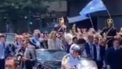 PREDSEDNIKA ARGENTINE GAĐALI FLAŠOM Jeziva scena nakon polaganja zakletve, napadač poznati političar (VIDEO)