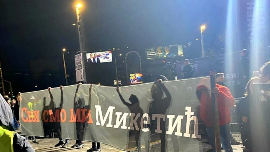 SVI MI PLAĆAMO DROGU POSLANIČKIM PLATAMA! Đilasovci sramnom porukom sa protesta zaprepastili Beograđane (FOTO)