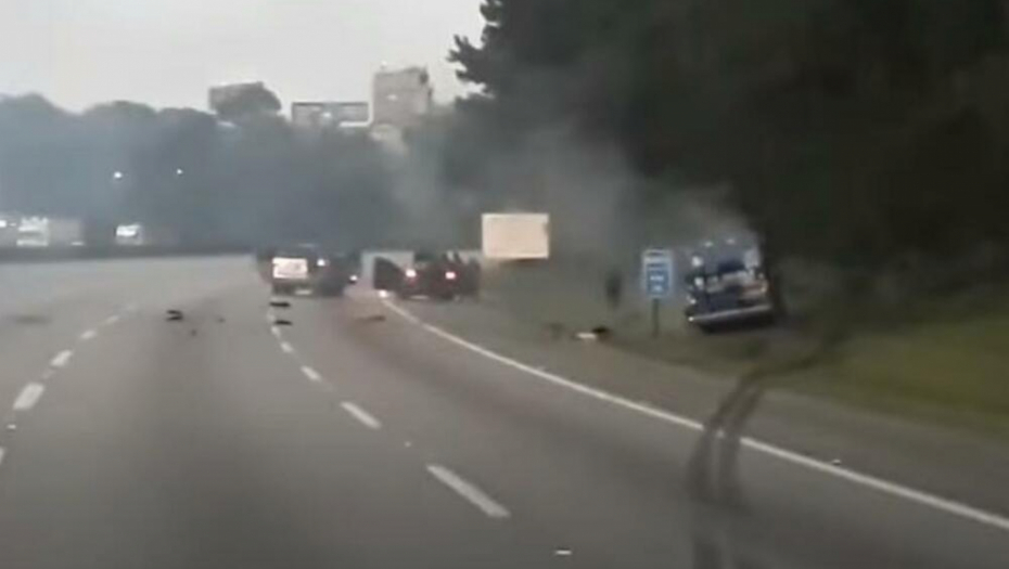 ŠOKANTNU PLJAČKU SNIMIO VOZAČ KOMBIJA ZA PREVOZ NOVCA! Zarobili čuvare, a onda MINIRALI VOZILO! (VIDEO)