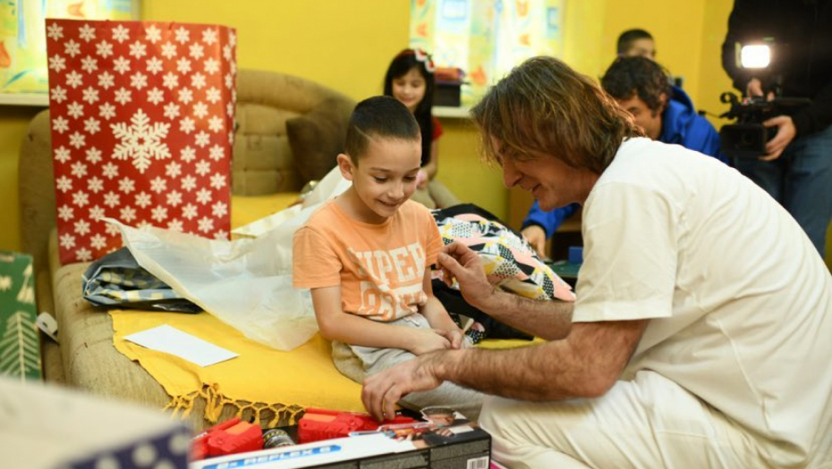 HRABRU SAMOHRANU MAJKU I NJENO PETORO DECE UČINIO NAJSREĆNIJOM PORODICOM! Željko Mitrović posetio Nadu Mitrović i saopštio srećne vesti: Evo kada se useljavaju u novi dom!