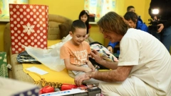 HRABRU SAMOHRANU MAJKU I NJENO PETORO DECE UČINIO NAJSREĆNIJOM PORODICOM! Željko Mitrović posetio Nadu Mitrović i saopštio srećne vesti: Evo kada se useljavaju u novi dom!