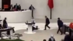 TURSKI POSLANIK PROKLEO IZRAEL PA DOŽIVEO INFARKT Neviđena drama u parlamentu, pao nakon govora (VIDEO)
