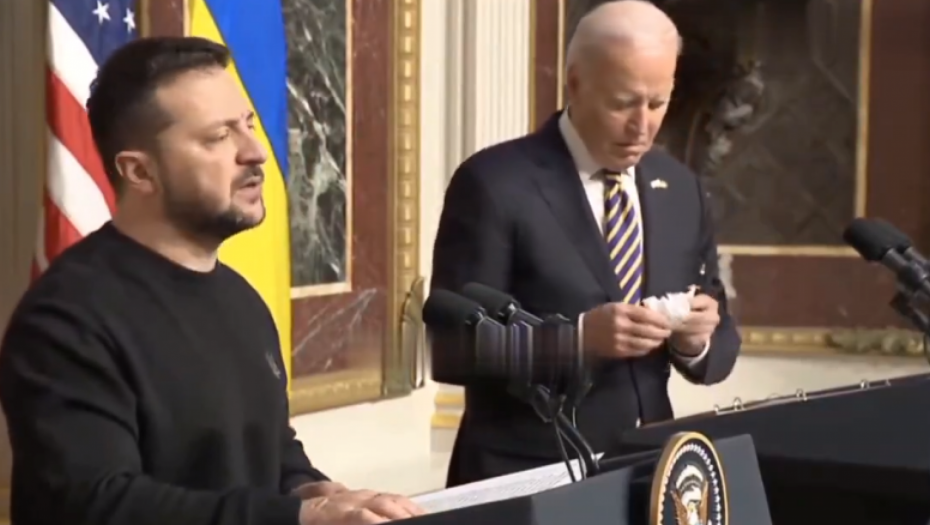 DA LI JE OVO MOGUĆE? Kamera snimila šta Bajden radi dok Zelenski priča o sankcijama Rusiji: Svi gledaju i ne veruju (VIDEO)