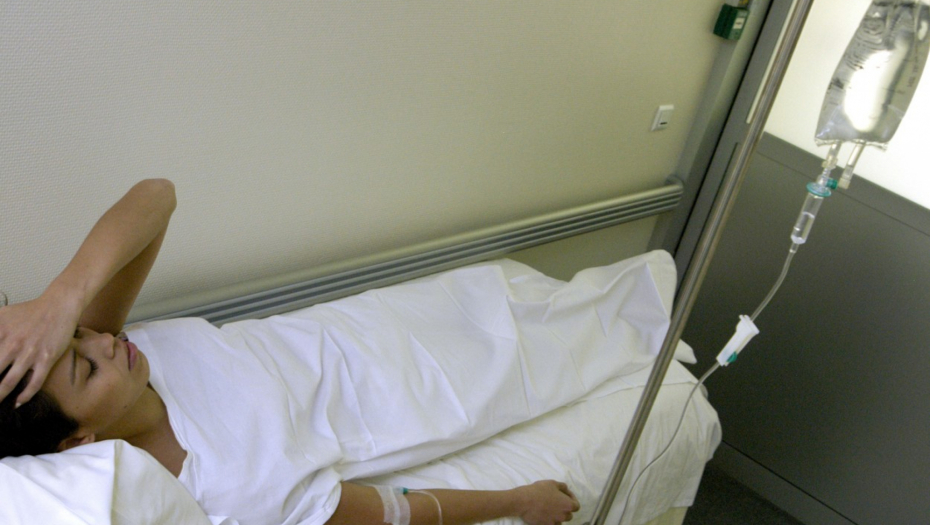 ŽENA PRIMLJENA U BOLNICU JER JE SIPALA KAPI ZA KURJE OKO U.... Ceo Balkan plače od smeha ovom lekarskom izveštaju