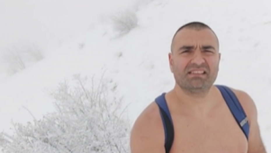 VLADIMIR IZ LESKOVCA PO SNEGU IDE SAMO U ŠORTSU Srpski ledeni čovek je ovako na -7 osvojio "Besnu kobilu"