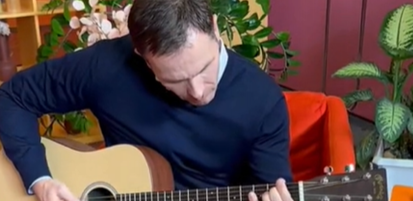 MINISTAR MALI POKAZAO TALENTE, SVIRA 2 INSTRUMENTA Otkrio da li su nekada devojke više "padale" na gitaru ili bubnjeve (VIDEO)