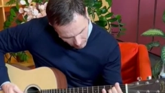 MINISTAR MALI POKAZAO TALENTE, SVIRA 2 INSTRUMENTA Otkrio da li su nekada devojke više "padale" na gitaru ili bubnjeve (VIDEO)