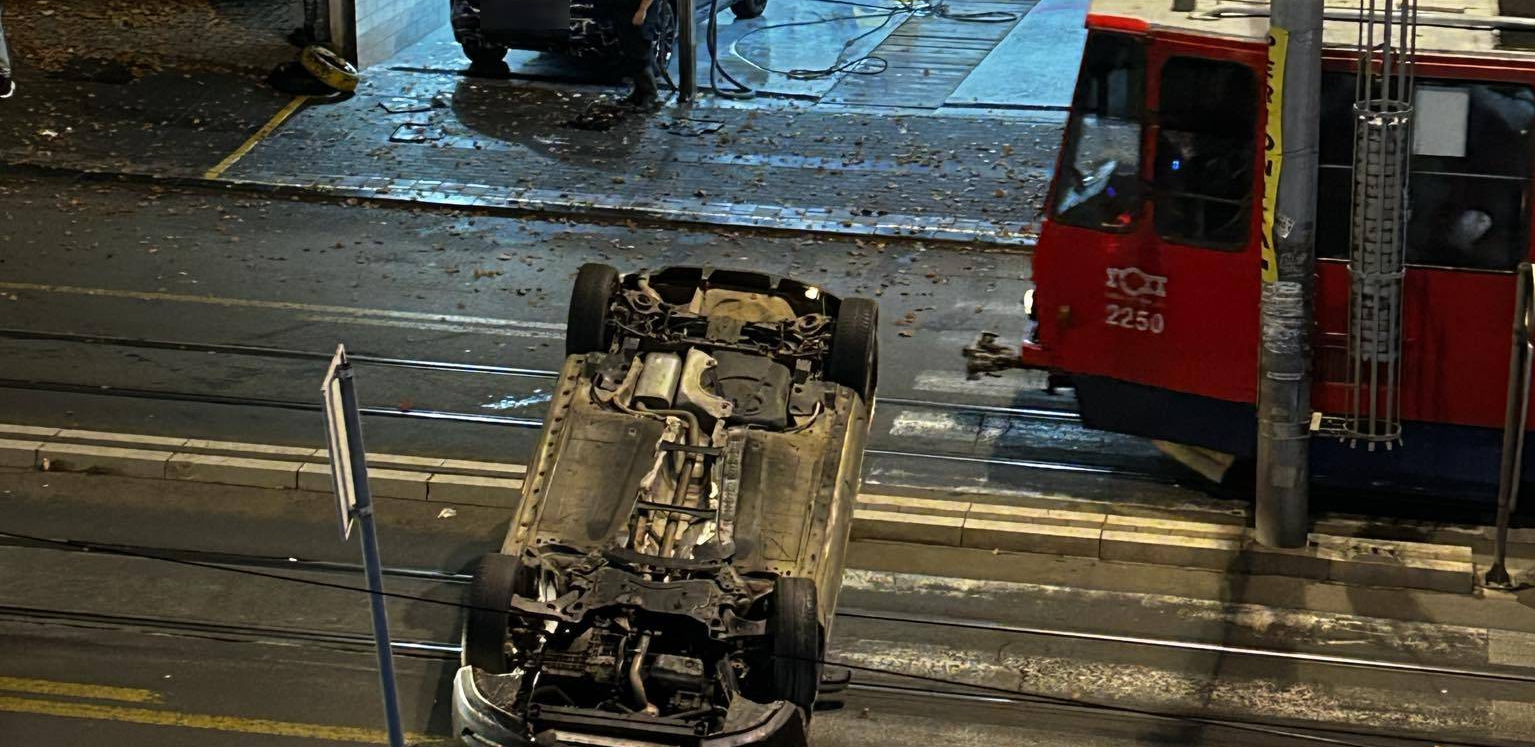 AUTO SE PREVRNUO NA KROV Jeziva saobraćajka u Vojvode Stepe, ima povređenih (FOTO)