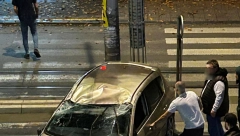 NADREALNO! MOMCI PREVRNULI AUTO KOJI SE SLUPAO Neverovatna scena šokirala Beograđane (VIDEO)