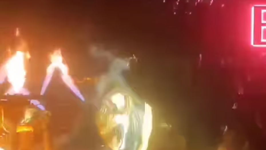 NAŠ PEVAČ SE ZAPALIO NA BINI! Jezive scene na koncertu, hitno stigla pomoć!