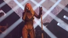 BEKVALČEVA NA NASTUPU U TANGAMA Izvajano telo prekrila čipkom, pa se okrenula i pokazala zanosne obline, zadnjica na izvol‘te!