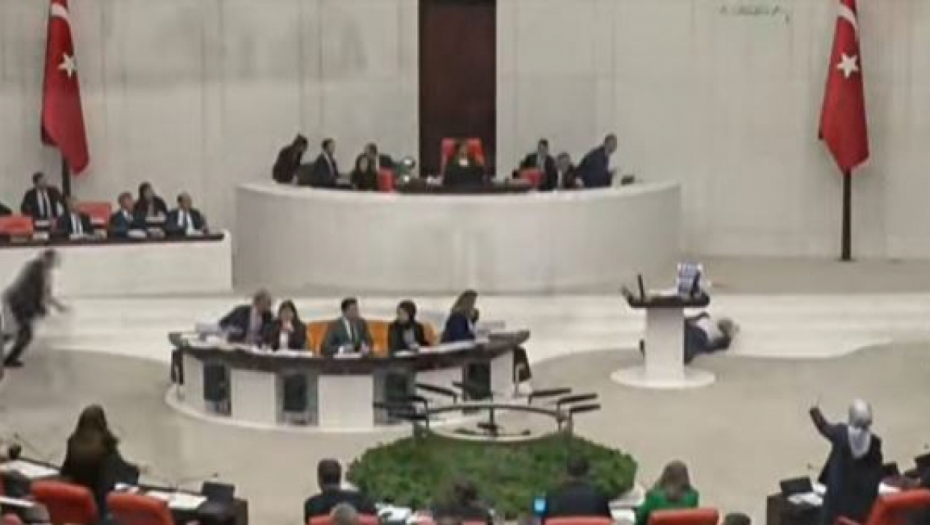 POLITIČAR DOŽIVEO SRČANI UDAR I UBRZO PREMINUO Kritikovao vladu zbog rata u Izraelu pa se srušio (VIDEO)