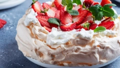 PAVLOVA TORTA SA JAGODAMA Čarobna poslastica kojoj nećete moći da odolite