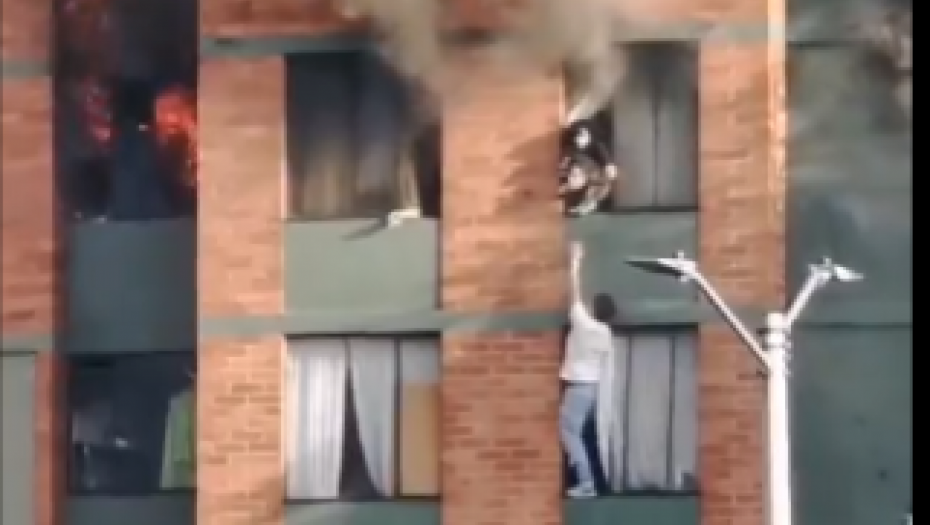 ZGRADA GORI, DEČKO STOJI NA SIMSU, DEVOJKA VISI SA PROZORA Sekunde ih dele od smrti, kamera sve zabeležila (VIDEO)