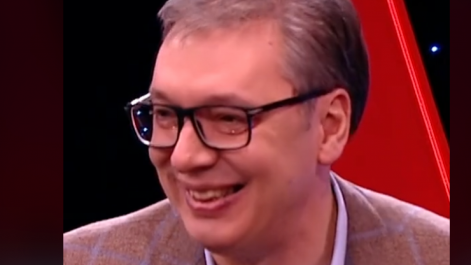 "ŠTA SVAKI PRAVI PREDSEDNIK UVEK IMA KOD SEBE?" Vučić pokazao šta nosi u džepu sakoa (VIDEO)