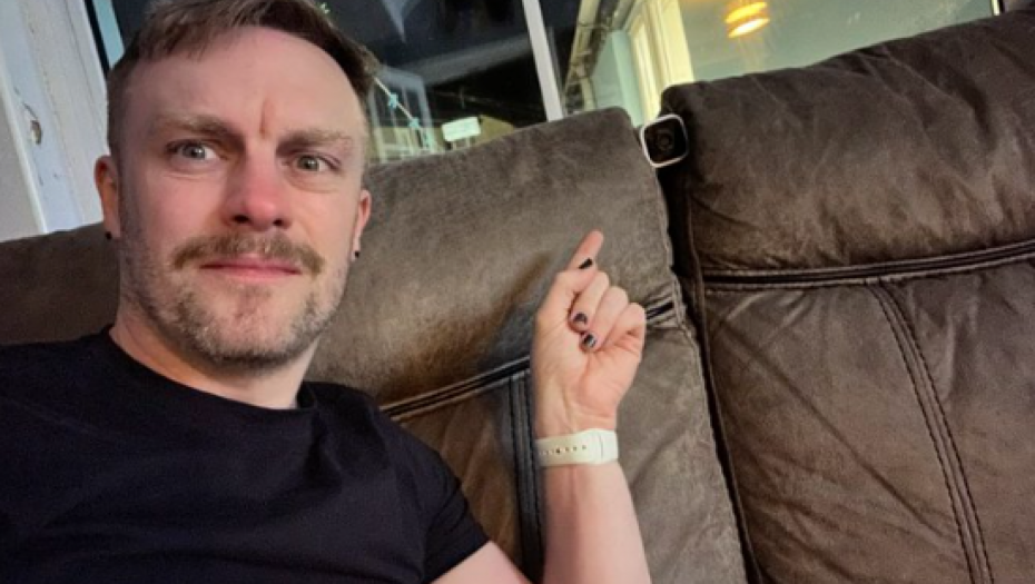 IZNAJMIO STAN PA SE ŠOKIRAO OTKRIĆEM U KAUČU: Izašao na večeru a kad se vratio svuda su bile ONE (VIDEO)