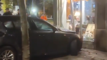 INCIDENT U CENTU BEOGRADA Automobil se zakucao u izlog lokala (FOTO/VIDEO)