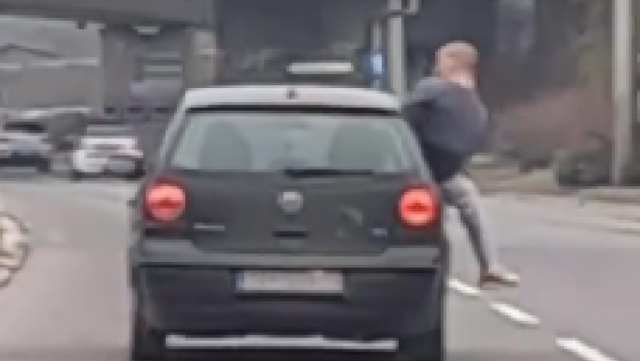 DA LI JE ON NORMALAN? Čovek zajahao vrata automobila u pokretu (VIDEO)