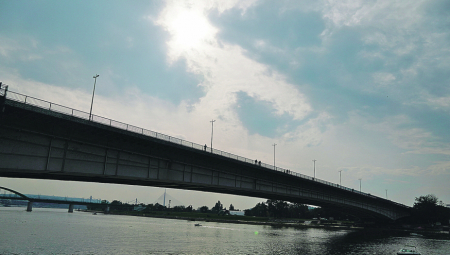 DRAMA NA BRANKOVOM MOSTU Žena pokušala da skoči, policija uspela da je spreči