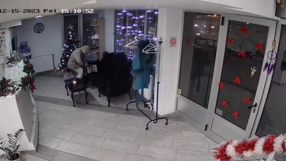 SNIMAK KRAĐE IZ NOVOG SADA ZAPALIO MREŽE: Pogledajte kako žena nonšalantno vadi novac iz torbice - kamere svuda okolo, ali ne haje (VIDEO)
