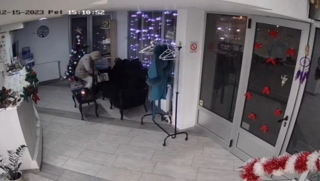 SNIMAK KRAĐE IZ NOVOG SADA ZAPALIO MREŽE: Pogledajte kako žena nonšalantno vadi novac iz torbice - kamere svuda okolo, ali ne haje (VIDEO)