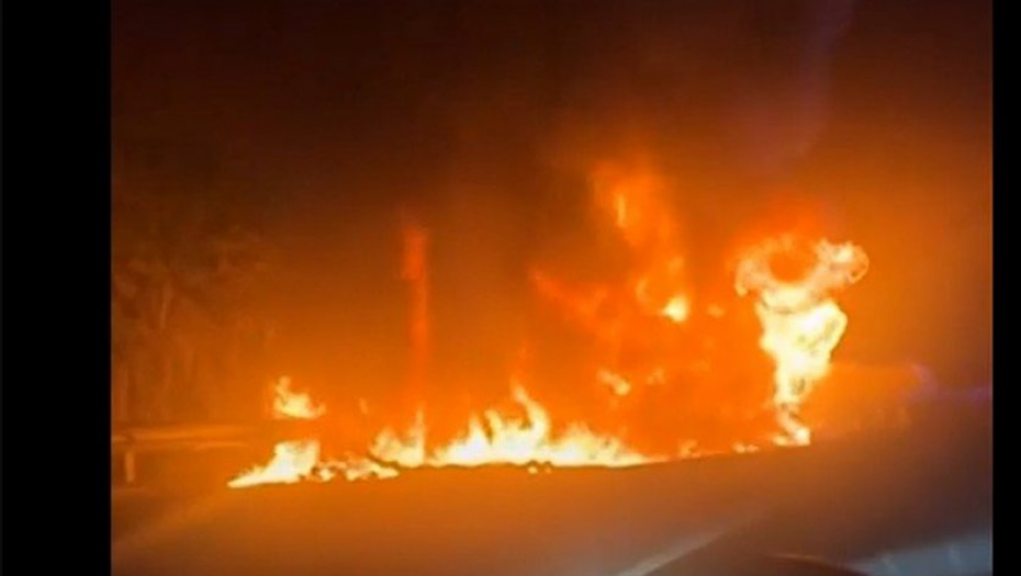 (UZNEMIRUJUĆI VIDEO) Pao avion sa posadom, srušio se na auto-put, pa počeo da gori