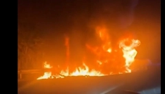 (UZNEMIRUJUĆI VIDEO) Pao avion sa posadom, srušio se na auto-put, pa počeo da gori