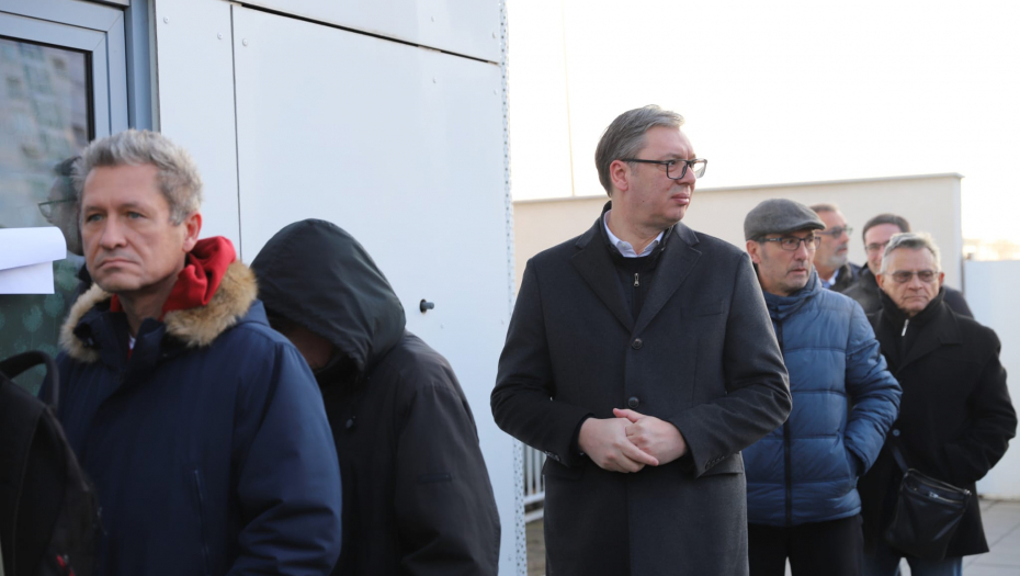 NOVE GNUSNE LAŽI ŠOLAKOVIH MEDIJA Vučić na glasanju bio sam, sreo se sa komšijama čekajući svoj red