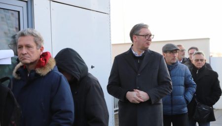 NOVE GNUSNE LAŽI ŠOLAKOVIH MEDIJA Vučić na glasanju bio sam, sreo se sa komšijama čekajući svoj red