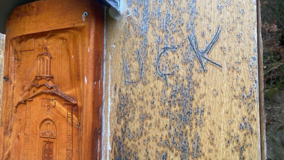 KURTIJEV TEROR DAN PRED IZBORE U SRBIJI Na znaku ka manastiru Draganac osvanuo natpis "UČK"