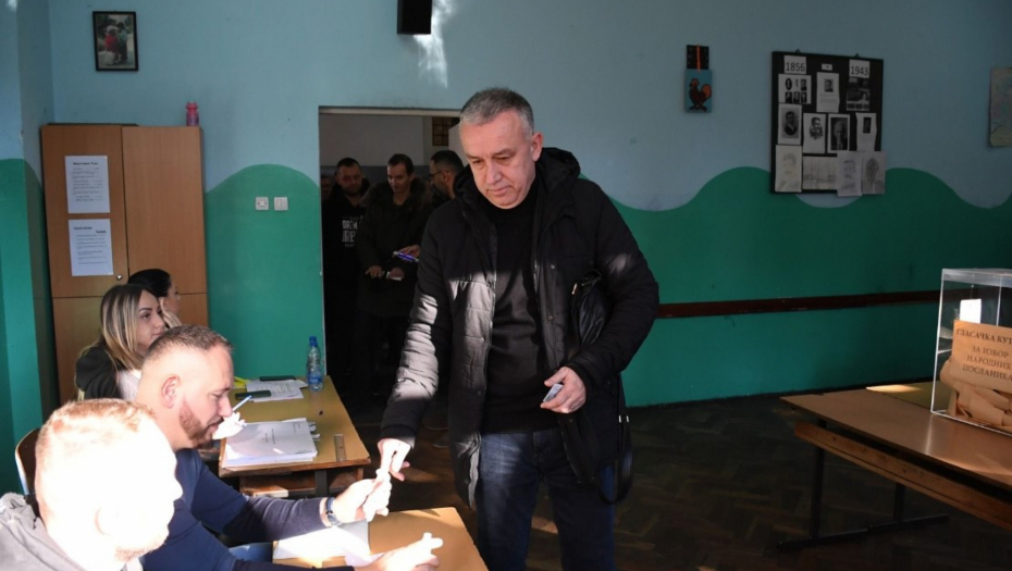 DR ELEK GLASAO U RAŠKI Predsednik Srpske liste izašao na izbore