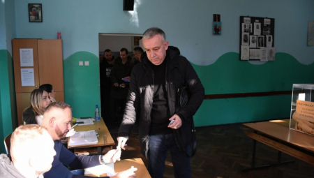 DR ELEK GLASAO U RAŠKI Predsednik Srpske liste izašao na izbore