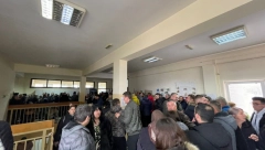 SRBI SA KIM GLASAJU U OGROMNOM BROJU Uprkos opstrukcijama Prištine, obavljaju svoju građansku dužnost