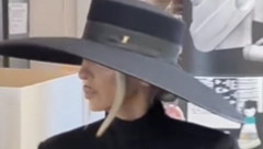 VELIKI ŠEŠIR, RUŽA NA GRUDIMA I PAPRENO SKUPA TAŠNA Karleuša u crnom brutalnom autfitu došla na glasanje