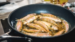 DA SE MIRIS RIBE NE ŠIRI PO KUĆI Ako je pržite za ručak ili za slavu, uradite ovo i neće se uvući u sve stvari