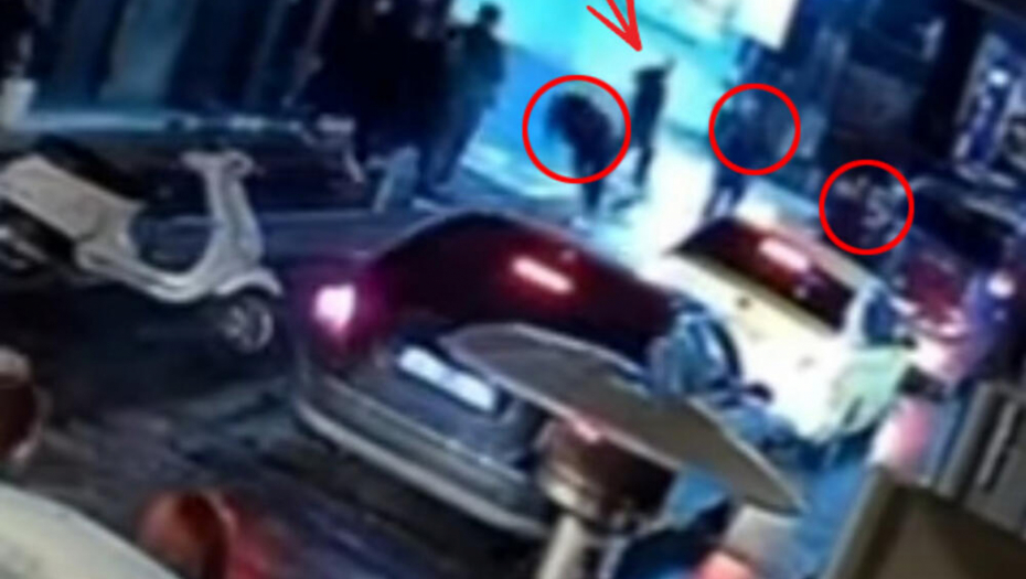 (UZNEMIRUJUĆI VIDEO) ALBANAC IZAŠAO IZ DŽIPA I HLADNOKRVNO UPUCAO 3 MLADIĆA Snimak užasa u Atini, nišani pravo u glavu