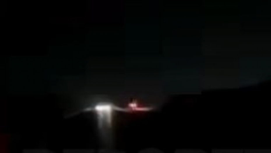 POJAVIO SE SNIMAK SA NOĆNE TRKE SMRTI Albanci se nabili uz belu liniju da vide da li idu kola, usledio je jeziv udarac (VIDEO)